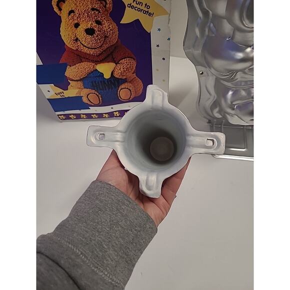 1998 Disney Winnie The Pooh Stand Up Cake Pan in Box NO CLIPS Honey Pot Vintage - Picture 3 of 11